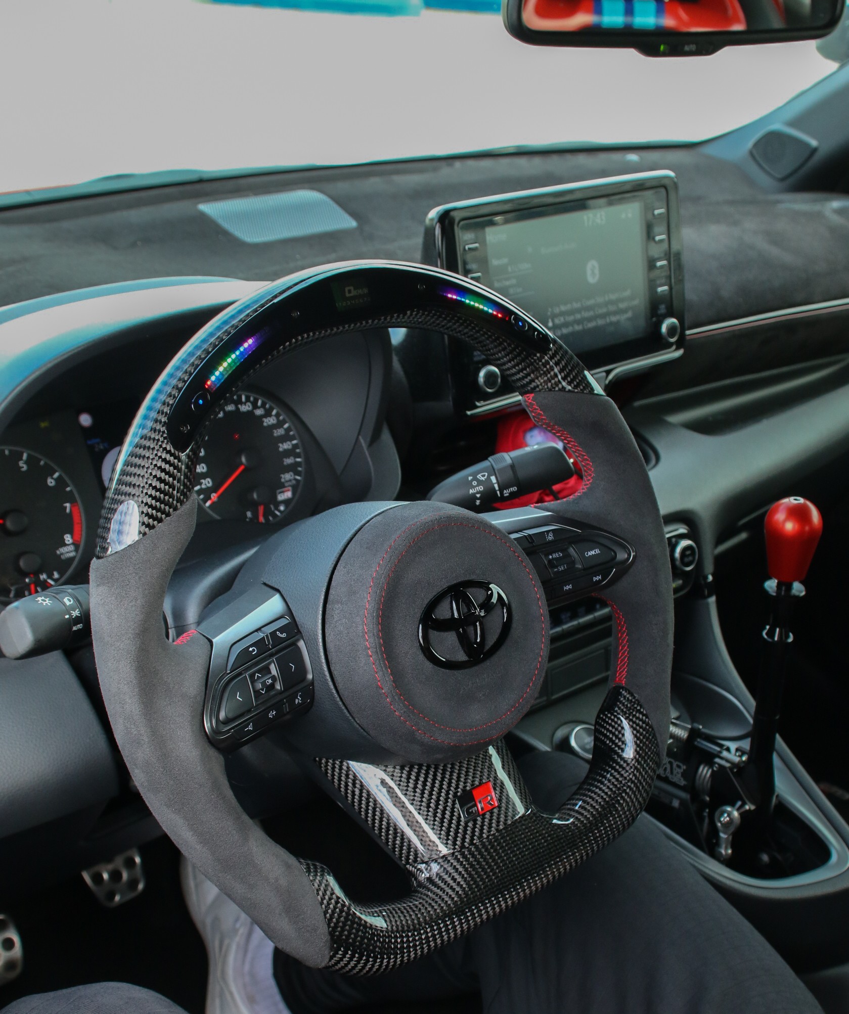 Custom Sport-Lenkrad mit Carbon und Alcantara im Toyota GR Yaris
